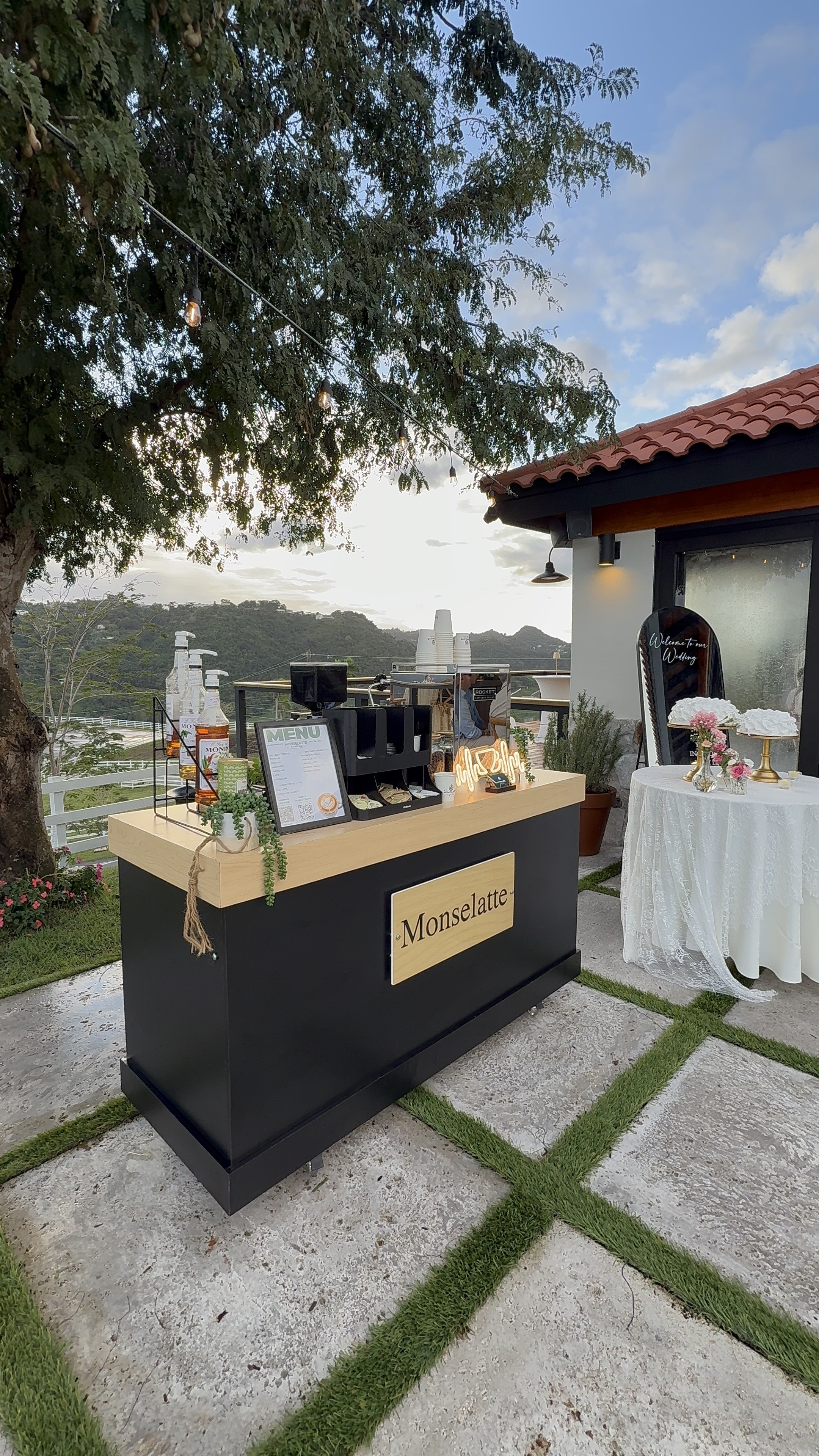 Barra de Monselatte en el montaje exterior de una boda