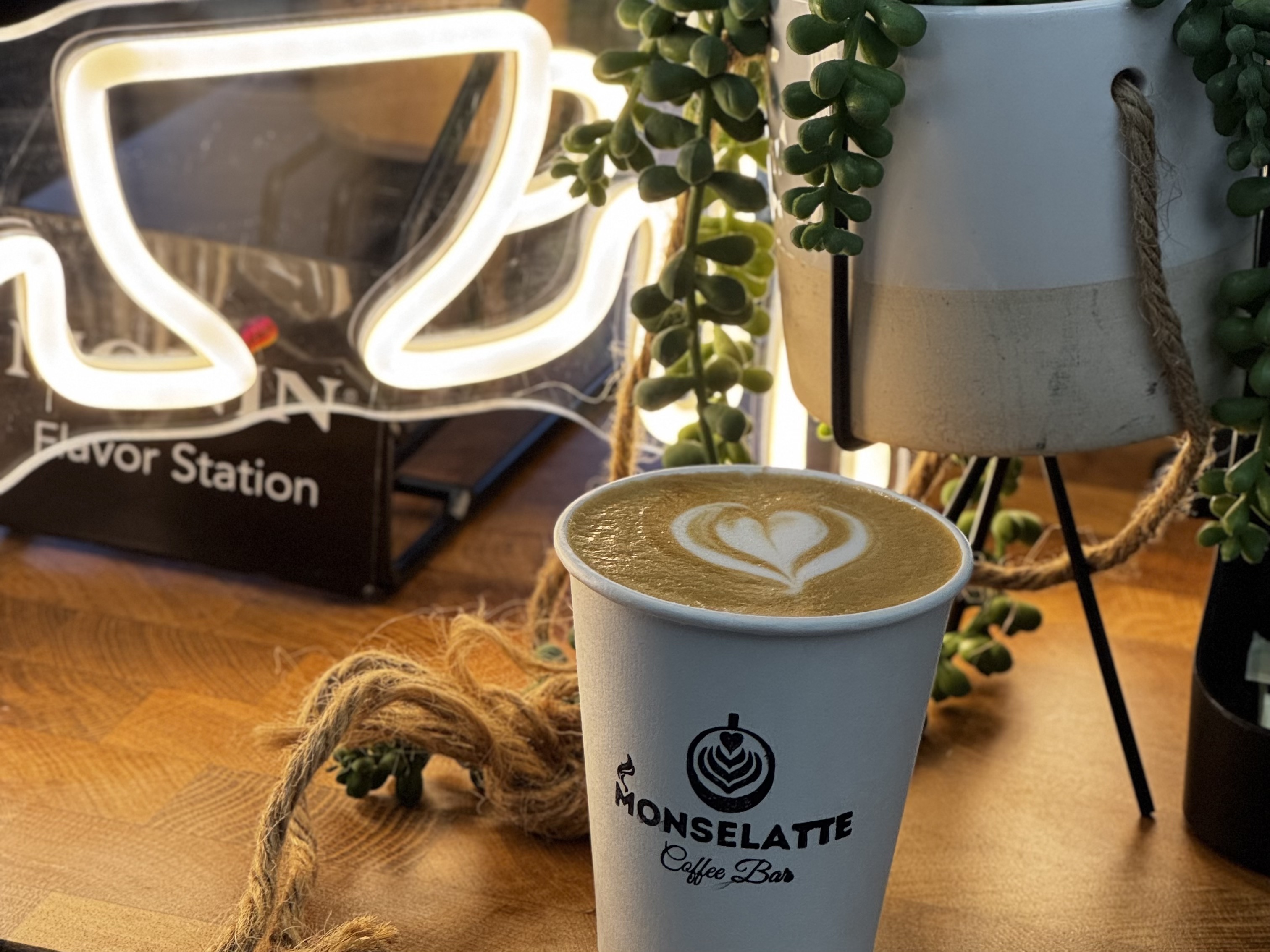 Detalle de una bebida y el equipo de café de Monselatte